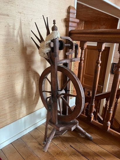 Wooden WHEEL.
H : 92 cm.
As is.
By appointment...