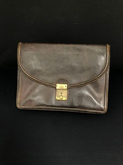 GUCCI : 
Brown leather clutch bag with flap,...