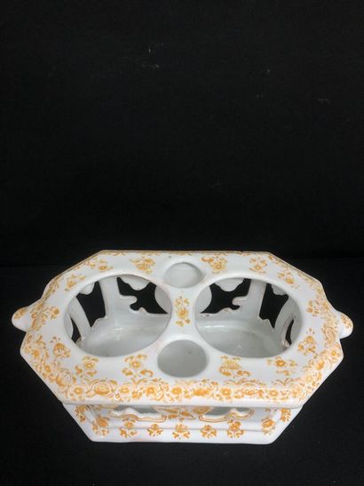 MOUSTIERS :
An openwork earthenware oil stand...