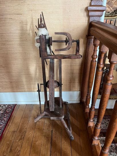 Wooden WHEEL.
H : 92 cm.
As is.
By appointment...