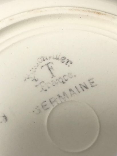 BADONVILLER :
Part of an earthenware service,...
