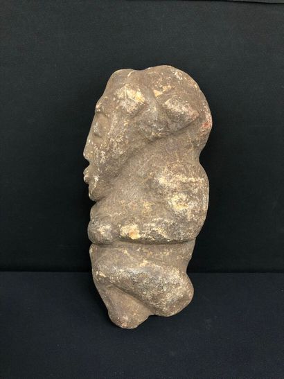 STATUETTE en pierre Kissi 
H : 25 cm.