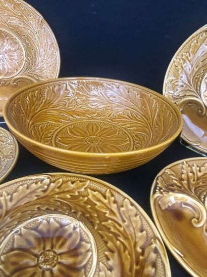 GIEN :
Earthenware artichoke serving set:
8...