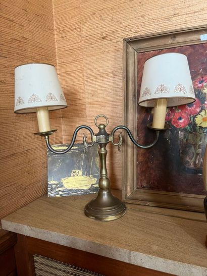 LOT comprising :
- a two-arm gilt metal lamp,...