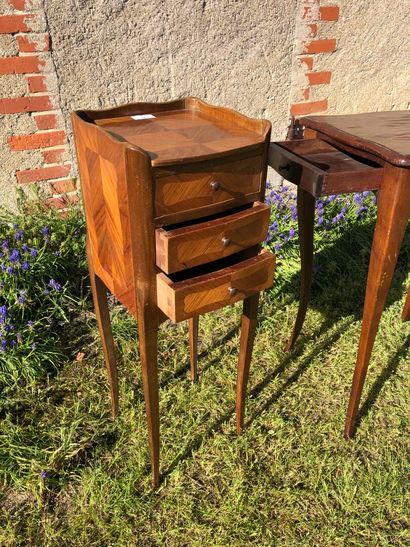 TABLE DE MILIEU en acajou et placage d'acajou,...