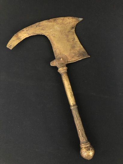 HACHE en bronze primitif 
Gabon.
L : 40,5...