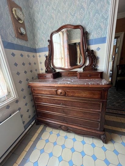 WALNUT COMMODE-COIFFEUSE opening with 4 drawers...