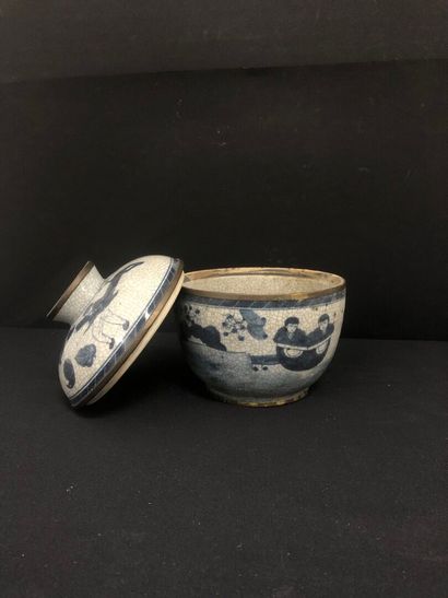 CHINE - XXe siècle : 
Bol couvert en porcelaine...