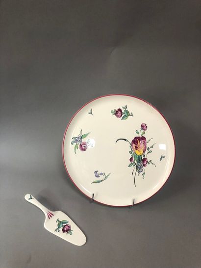 GIEN :
Round porcelain dish decorated with...