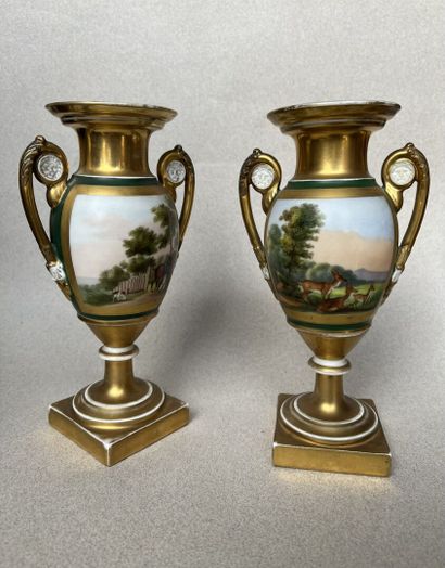 Manufacture de PARIS : 
PAIR OF PORCELAIN...