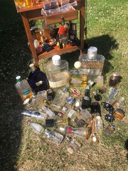 IMPORTANT LOT de flacons de parfum, miniatures,...