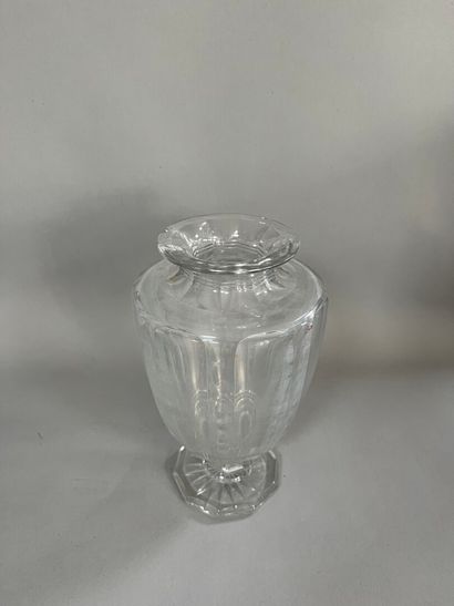 Baluster-shaped cut-crystal vase. 
Chips...