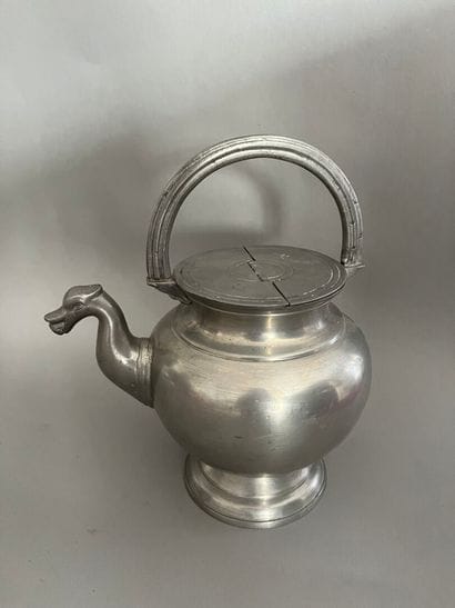 Baluster-shaped pewter DOURNE with bird-head...