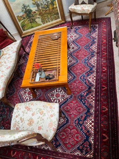 IRAN :
Persian rug with geometric decoration....
