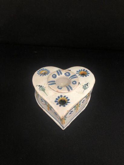 NEVERS :
Important earthenware lot:
- Two...