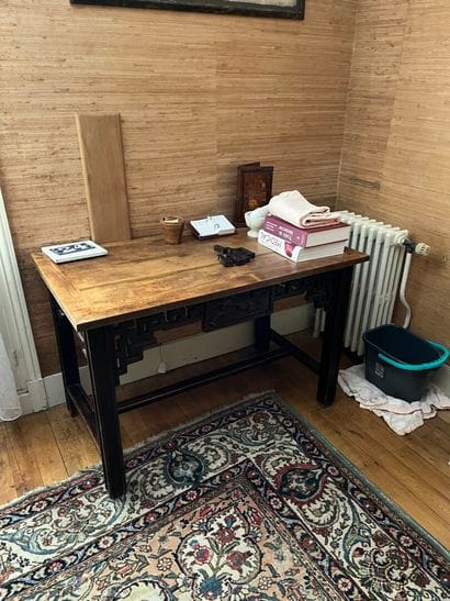 In the taste of China:
Writing table with...