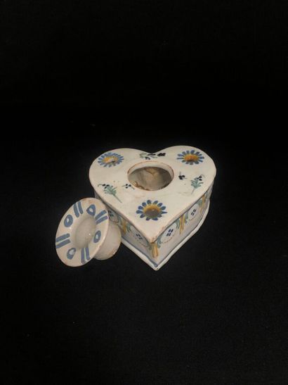 NEVERS :
Important earthenware lot:
- Two...