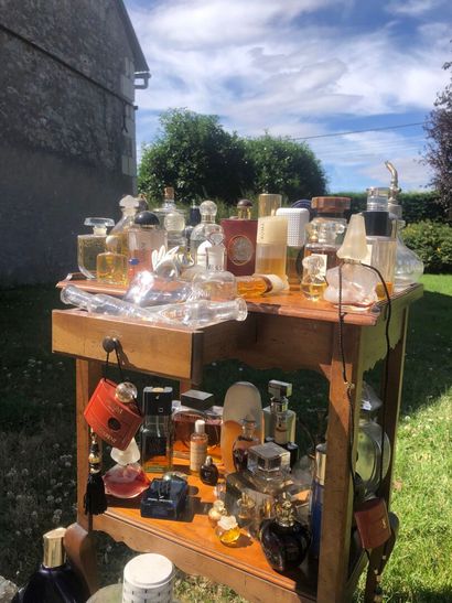 IMPORTANT LOT de flacons de parfum, miniatures,...