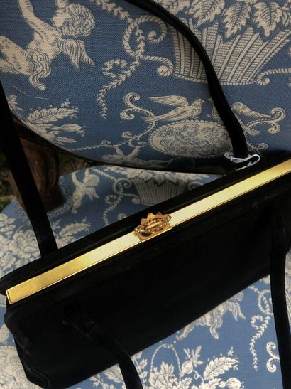DUC:
Handbag in black palatine velvet, clasp...