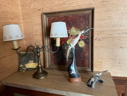 LOT comprising :
- a two-arm gilt metal lamp,...