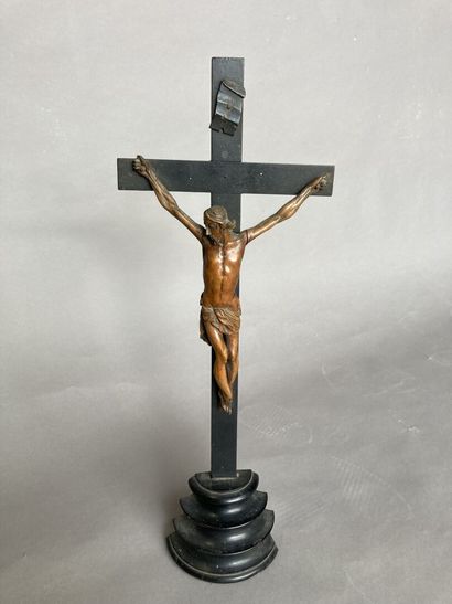 CHRIST EN CROIX en buis, vivant, la tête...