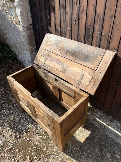 COFFRE en chêne naturel mouluré à décor de...