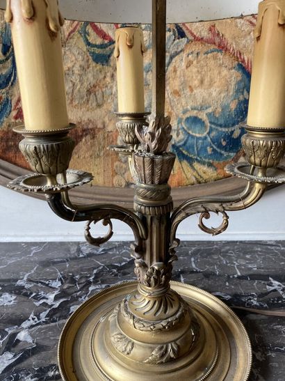 LAMPE BOUILLOTTE en bronze doré à trois bras...