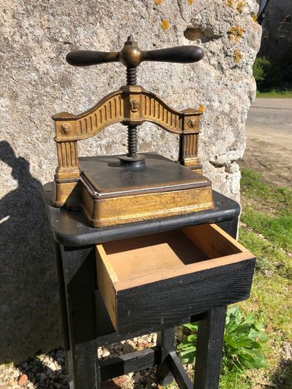 PRESSE A RELIURE en métal fixé sur un meuble...