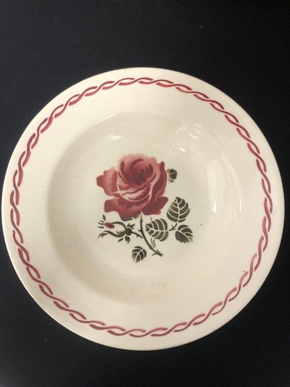 BADONVILLER :
Part of an earthenware service,...