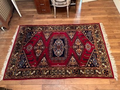 IRAN :
Persian carpet.
193 x 128 cm.
As is.
By...