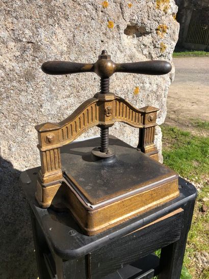 PRESSE A RELIURE en métal fixé sur un meuble...