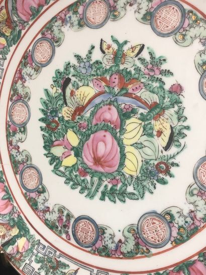 CHINE :
LOT comprenant une assiette plate...