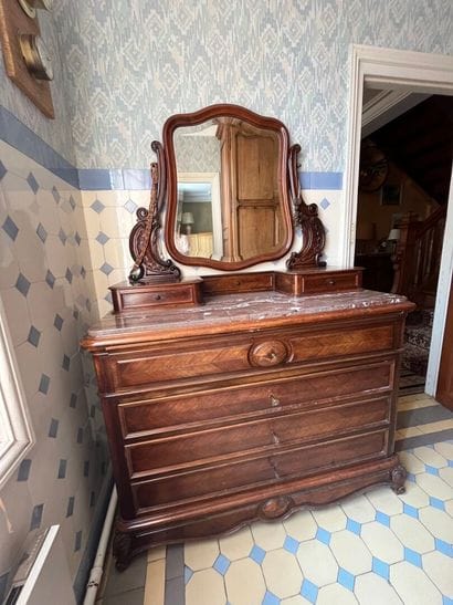 WALNUT COMMODE-COIFFEUSE opening with 4 drawers...