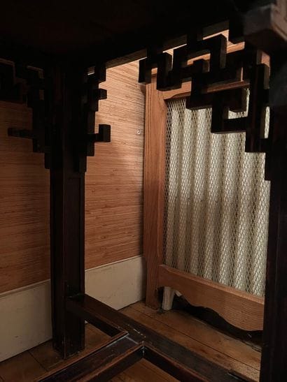 In the taste of China:
Writing table with...