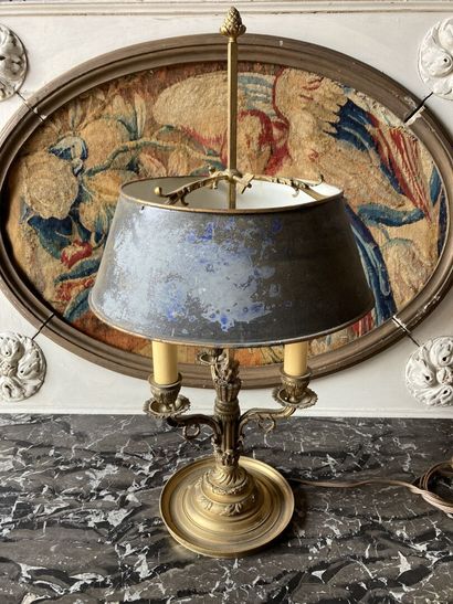 LAMPE BOUILLOTTE en bronze doré à trois bras...