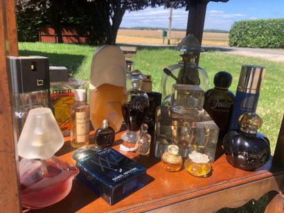 IMPORTANT LOT de flacons de parfum, miniatures,...