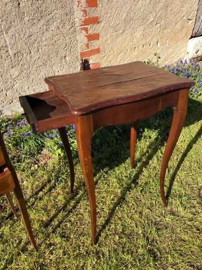 TABLE DE MILIEU en acajou et placage d'acajou,...
