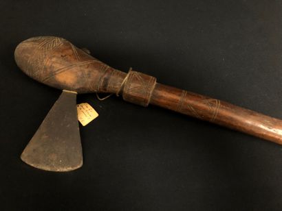 CASSE-TÊTE / Hache en bois et métal à décor...