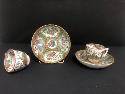 CHINE - CANTON : 
Paire de coupelles en porcelaine...