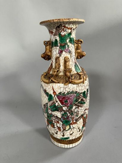 CHINE - Vers 1890-1910 :
VASE NANKIN de forme...