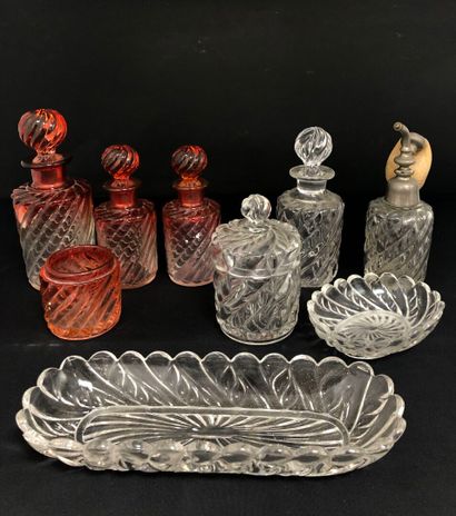 LOT comprenant :
BACCARAT, partie de garniture...