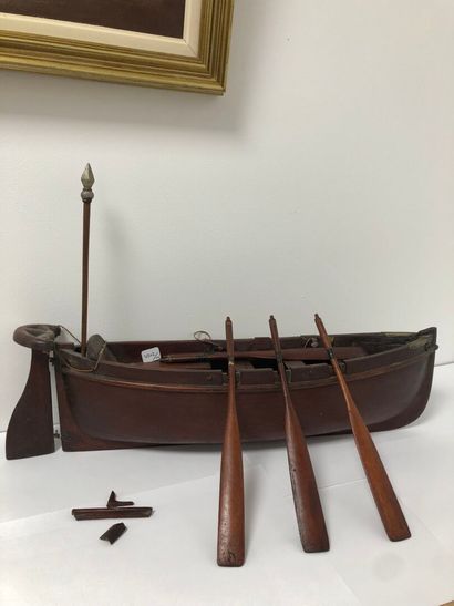 MAQUETTE de barque en acajou à trois bancs...