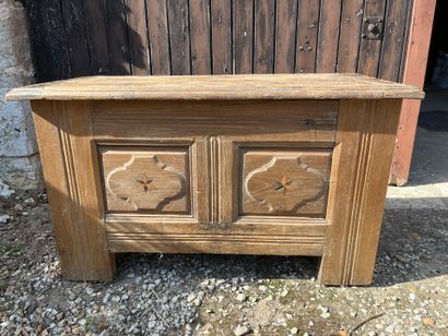 COFFRE en chêne naturel mouluré à décor de...