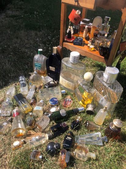 IMPORTANT LOT de flacons de parfum, miniatures,...