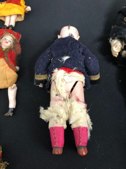LOT de mignonnettes. 
Têtes et corps en biscuit.
H...