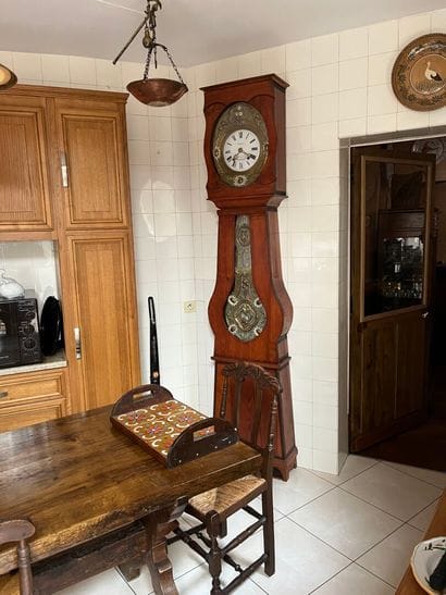 Comtoise CLOCK in walnut (?) with violin...