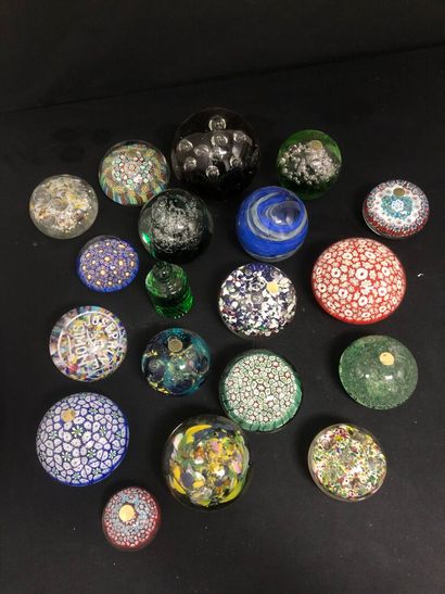 LOT de 19 sulfures en verre soufflé.