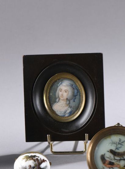 École FRANCAISE du XVIIIe siècle. 
Femme...