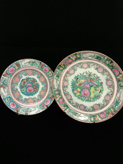 CHINE :
LOT comprenant une assiette plate...
