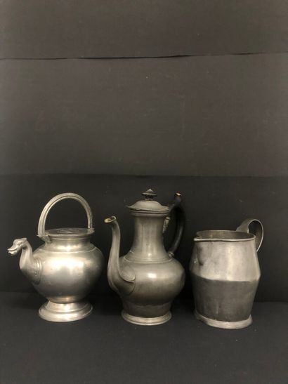Baluster-shaped pewter DOURNE with bird-head...